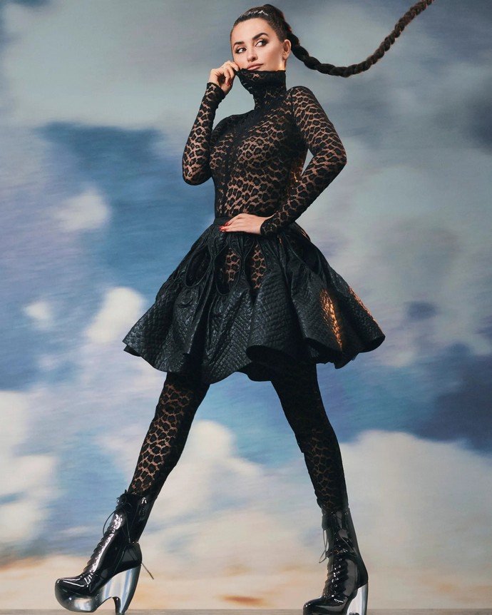 Пенелопа Крус появилась в латексе на обложке Vogue