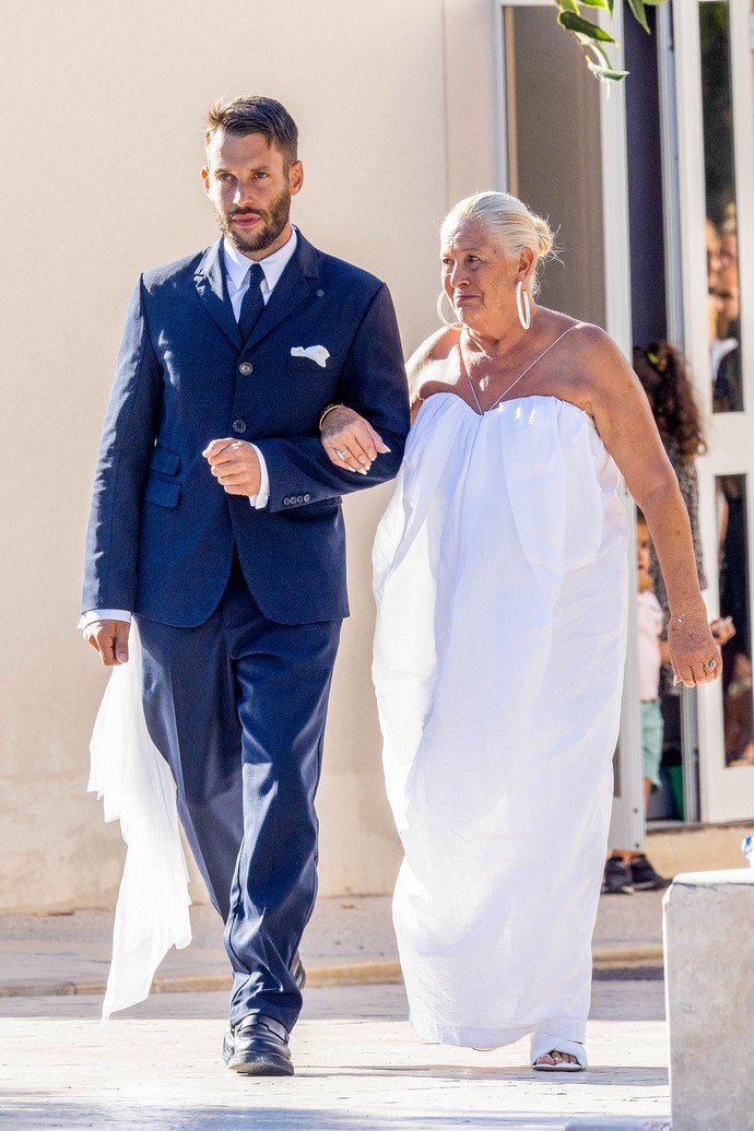 Дуа Липа появилась на свадьбе модельера Симона Порта Жакмюса в белом платье