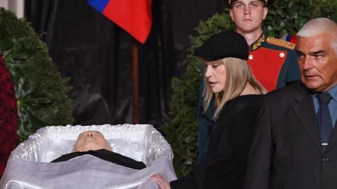 Пугачёва не могла сдержать слёз над телом Горбачёва