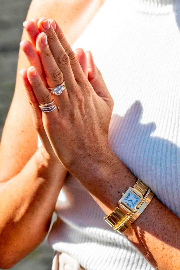 Часы Дианы и браслет верности: Меган Маркл красовалась в золотых подарках принца