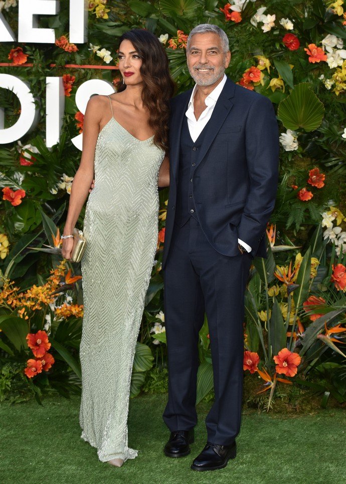 Джулия Робертс  в платье-граффити присоединилась к Джорджу Клуни на премьере фильма «Билет в рай»