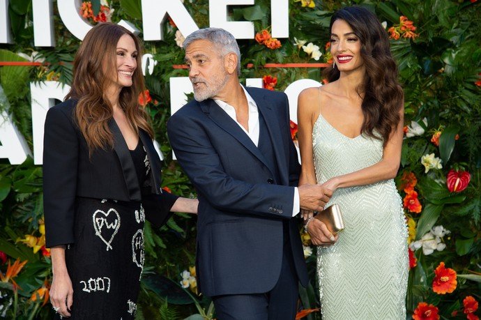 Джулия Робертс  в платье-граффити присоединилась к Джорджу Клуни на премьере фильма «Билет в рай»