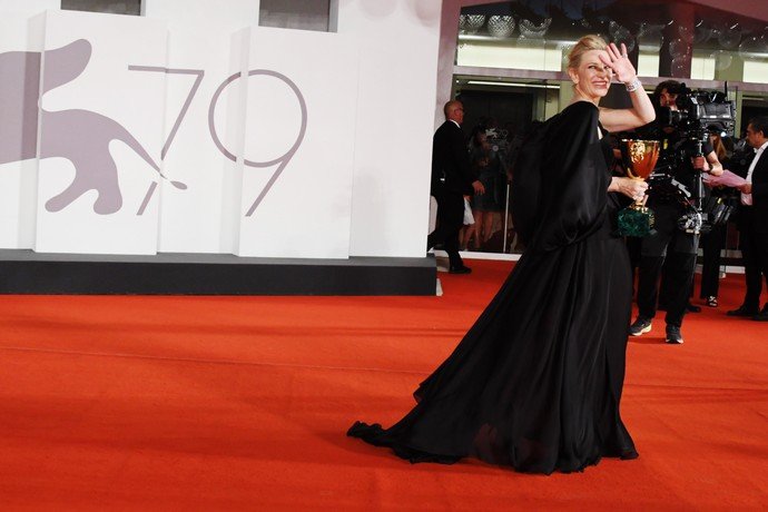 Кейт Бланшетт, Джулианна Мур и Джессика Браун Финдли появились в трауре на закрытии кинофестиваля