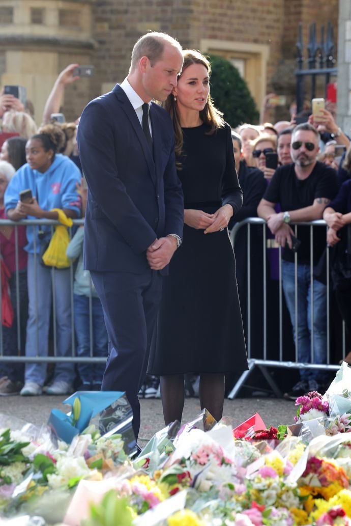 Королевская семья в трауре возложила цветы в память Елизавете II