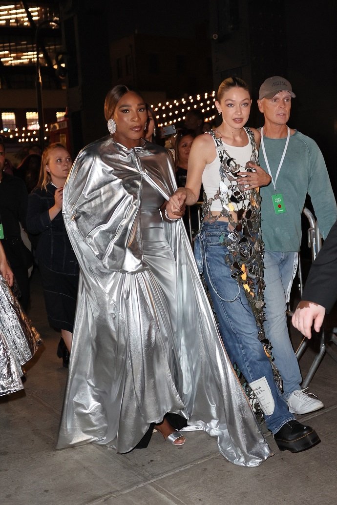 Серена Уильямс, Джиджи и Белла Хадид  и Ирина Шейк  вырядились в металлические наряды для показа мод