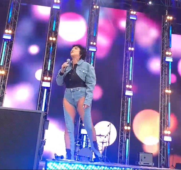 Лолита Милявская удивила экстравагантным разрезом на джинсах зрителей концерта