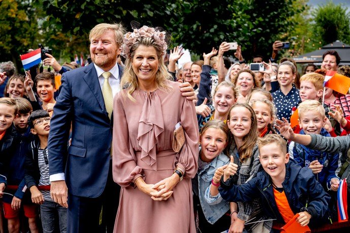 Королева Нидерландов Максима в аляповатом веночке решила быть ближе к народу