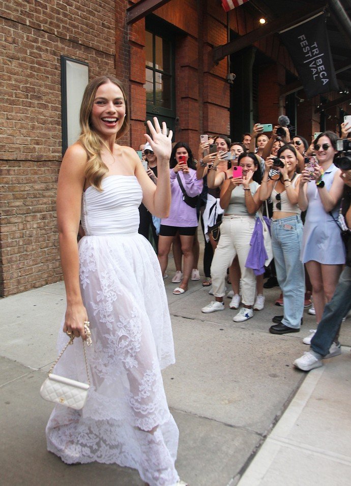 Марго Робби в белом прозрачном платье веселилась на премьере фильма «Амстердам»