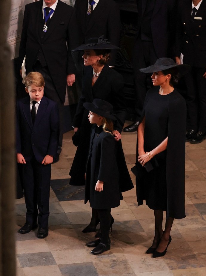 Кейт Миддлтон с детьми посетила похороны Елизаветы II