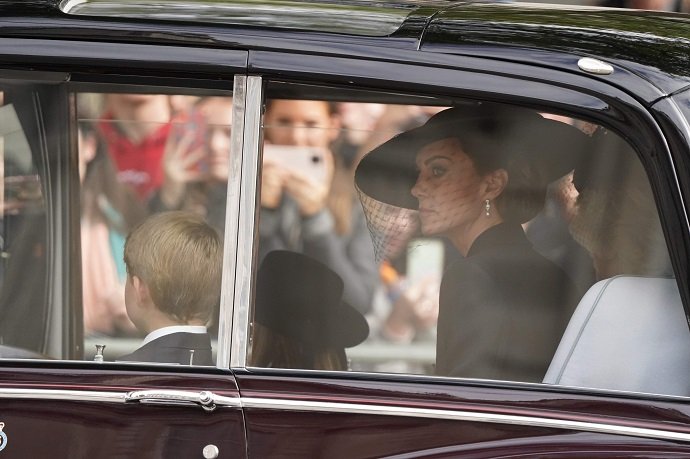Кейт Миддлтон с детьми посетила похороны Елизаветы II