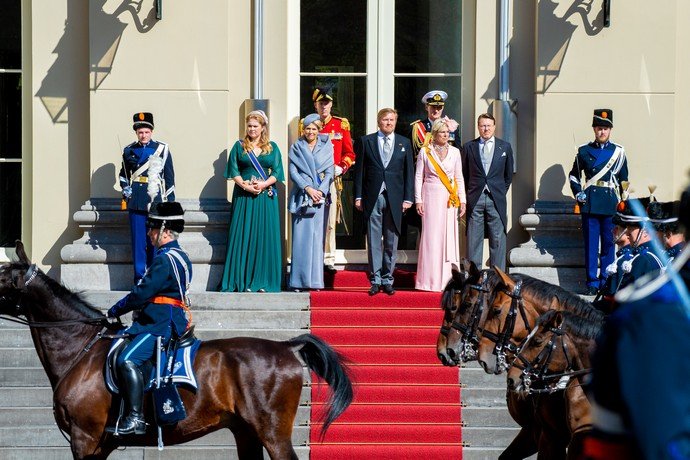 Торжественный выход королевской четы Нидерландов был несколько омрачён
