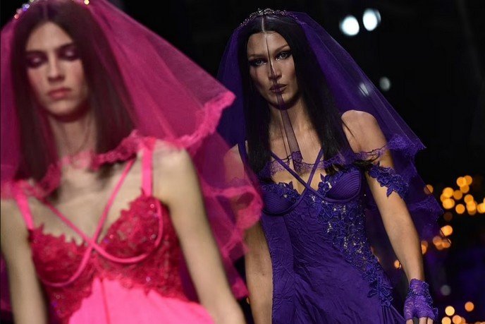 Красавицы или монстры: Белла Хадид и Пэрис Хилтон в странных свадебных платьях появились на показе Versace