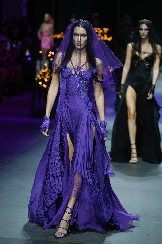 Красавицы или монстры: Белла Хадид и Пэрис Хилтон в странных свадебных платьях появились на показе Versace