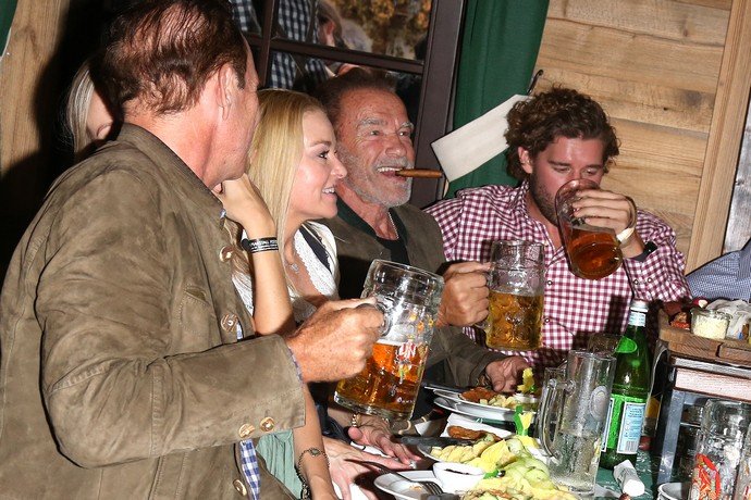 Арнольд Шварценеггер сгонял в Мюнхен попить пивка