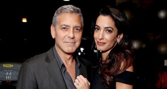 Амаль и Джордж Клуни в восхитительных нарядах, держась под ручки, вышли на красную дорожку