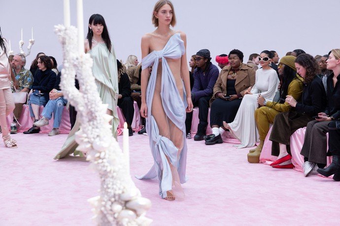Кайли Дженнер поразила всех откровенными нарядами на показе мод в Париже