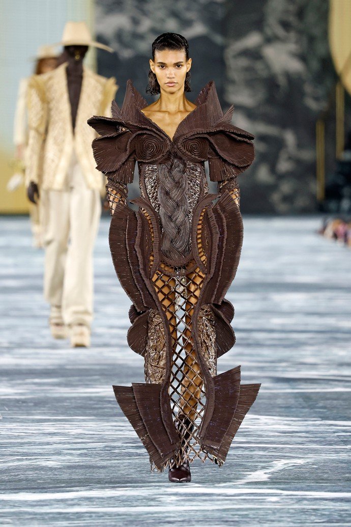 Нестареющая Шер продефилировала на показе Balmain в инопланетном костюме: ТОП-10 необычных нарядов