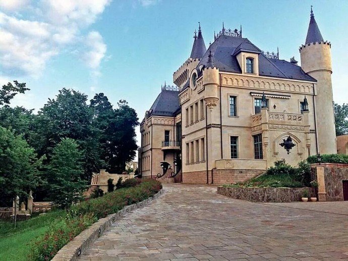 Пугачева не хочет продавать замок в Грязях менее чем за миллиард