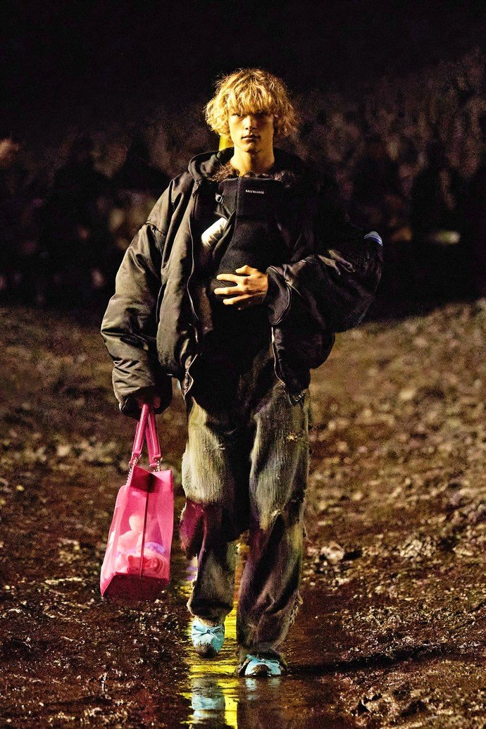 Грязь, нищета, апокалипсис: Канье Уэст, Белла Хадид и Рената Литвинова посетили грязное шоу Balenciaga