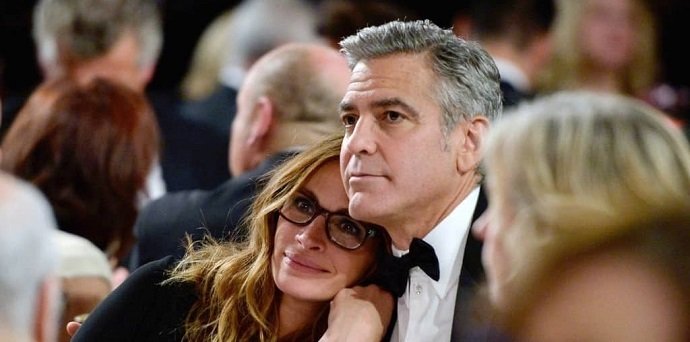 Великолепные Джордж Клуни и Джулия Робертс держась за ручки прошествовали перед камерами