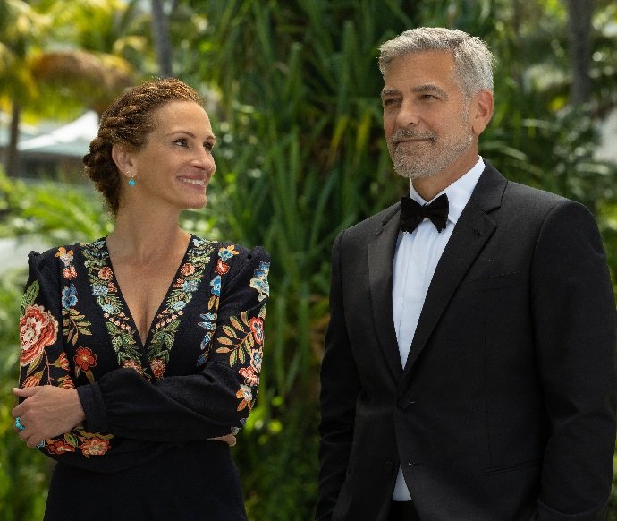 Великолепные Джордж Клуни и Джулия Робертс держась за ручки прошествовали перед камерами