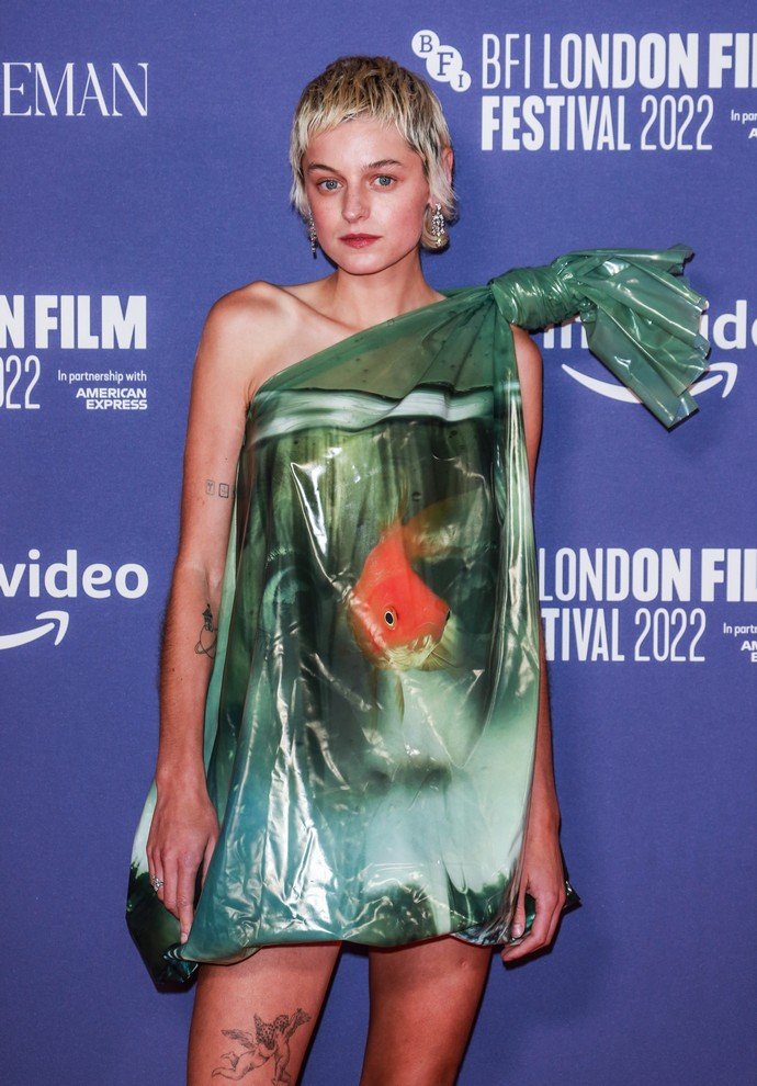 Исполнительница роли леди Ди Эмма Корин появилась в очень странных нарядах на Лондонском кинофестивале