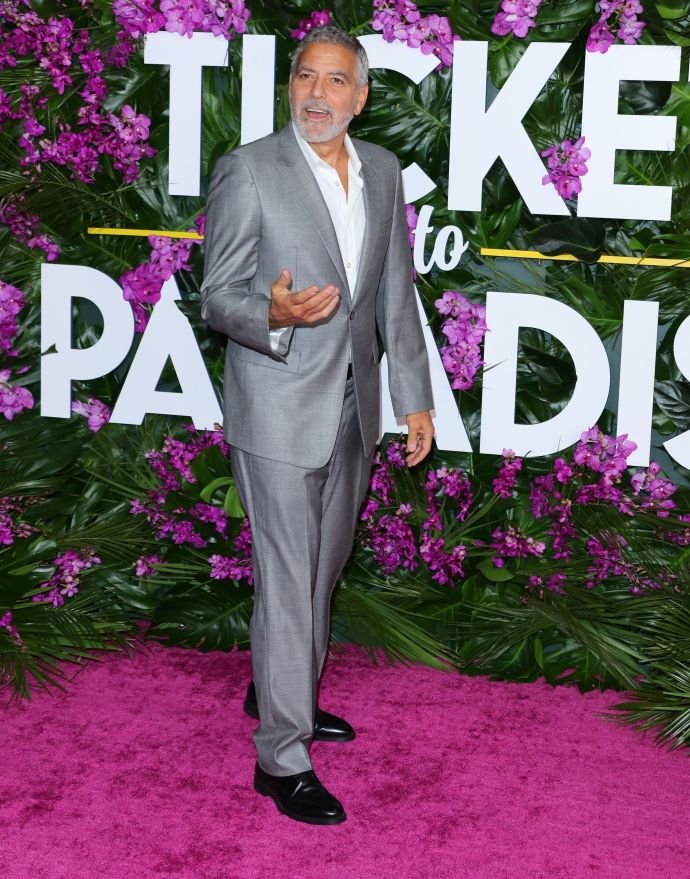 Джордж Клуни решил попозировать с 2 красотками сразу: своей женой и Джулией Робертс