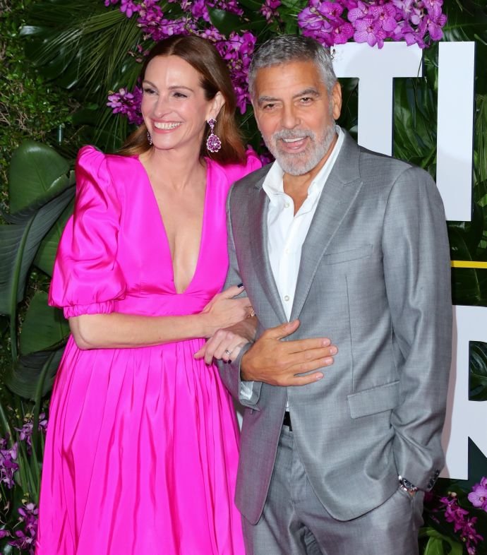 Джордж Клуни решил попозировать с 2 красотками сразу: своей женой и Джулией Робертс