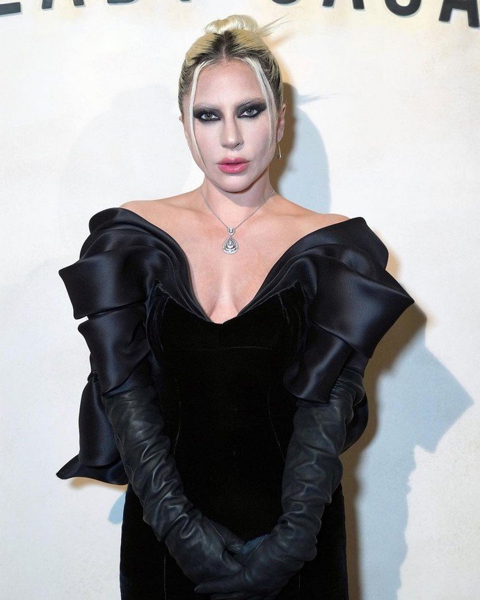 Бархат, атлас и рваньё: Леди Гага продемонстрировала своё необыкновенное чувство стиля на вечеринке Dom Perignon