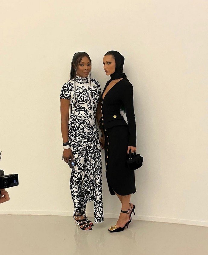 Наоми Кэмпбелл и Белла Хадид в чёрно-белых одеждах были неподражаемы на арабской выставке