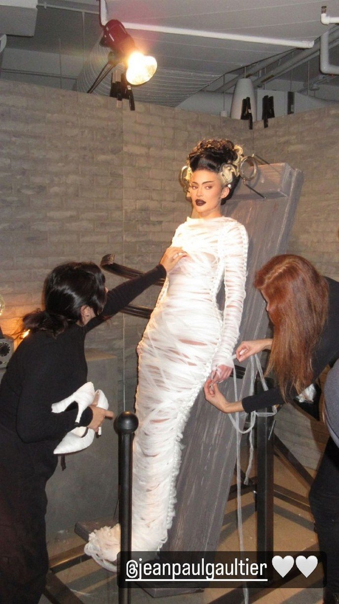 Кайли Дженнер отдала дань уважения голливудским ужасам в образе невесты Франкенштейна