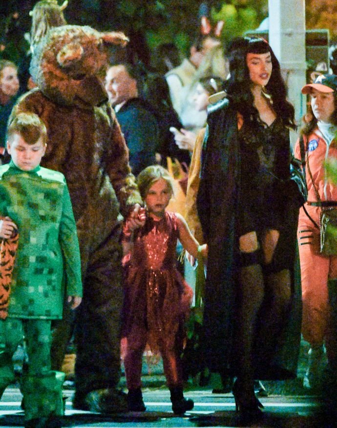 Ирина Шейк в дерзком наряде и Брэдли Купер в костюме медведя прогуливались под ручку на Хеллоуин