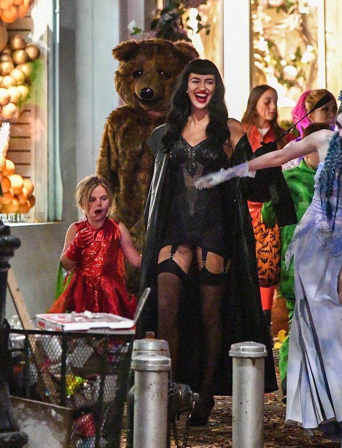 Ирина Шейк в дерзком наряде и Брэдли Купер в костюме медведя прогуливались под ручку на Хеллоуин