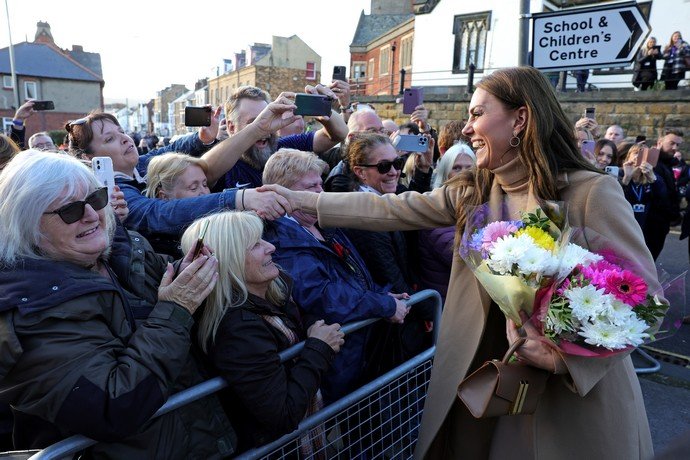 «Будущая королева всегда хороша»: Новый образ Кейт Миддлтон понравился британцам, хотя её аксессуары удивили