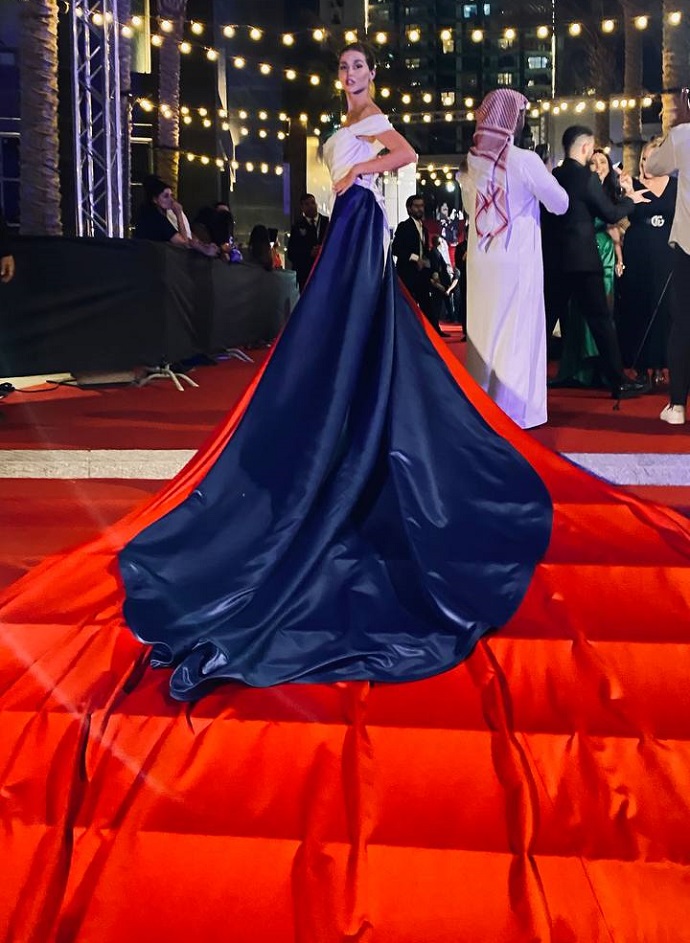 В День народного единства россиянка пришла на церемонию премии DIAFA-2022 в Дубае в платье цветов российского флага 