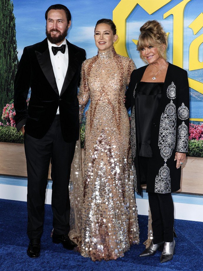 В блёстках и перьях: Кейт Хадсон, Голди Хоун и Джанель Моне блистали на премьере фильма «Достать ножи»