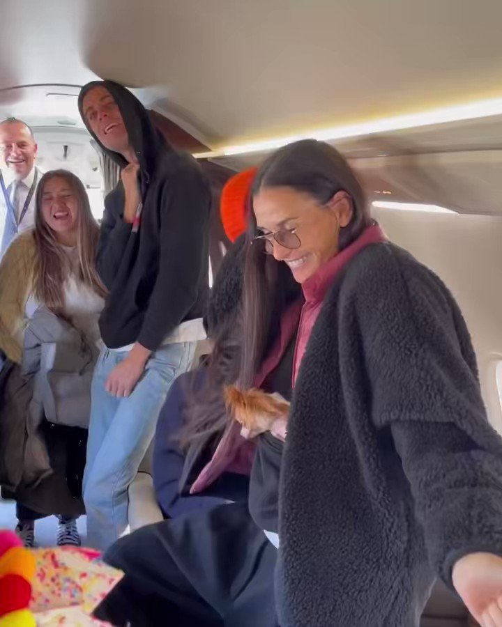 Юбилей в полёте: Деми Мур отпраздновала 60-летие на борту лайнера