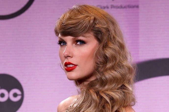 Тейлор Свифт выглядела как золотая статуэтка на церемонии American Music Awards