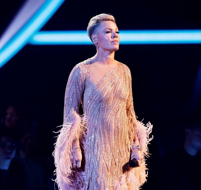 Молния на ночном небе: Певица Pink сияла рядом со своей семьёй на церемонии American Music Awards