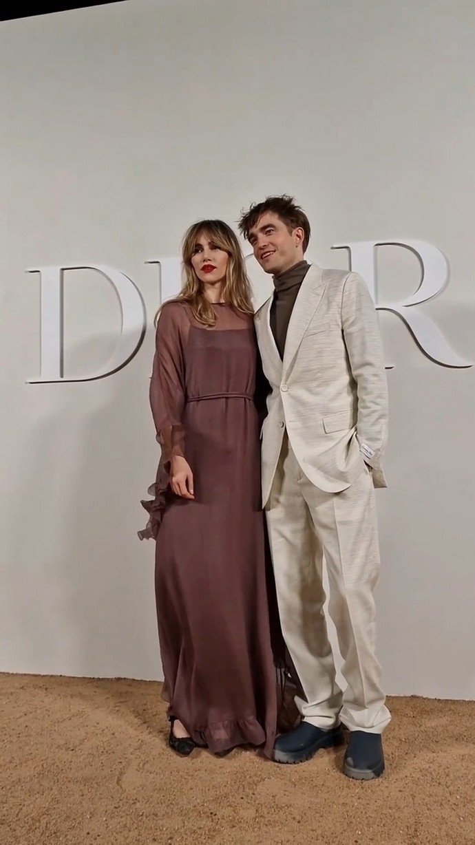Взгляд любви: Роберт Паттинсон и Сьюки Уотерхаус сделали первый совместный выход в свет на показе Dior в Гизе