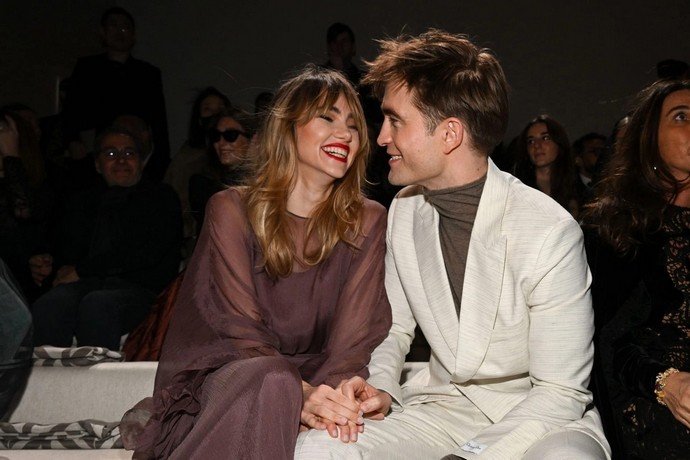 Взгляд любви: Роберт Паттинсон и Сьюки Уотерхаус сделали первый совместный выход в свет на показе Dior в Гизе
