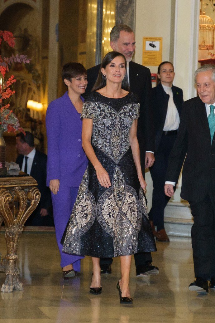 Чёрные бриллианты и дешёвые платья: Королева Летиция очень оригинально  подбирает свой гардероб