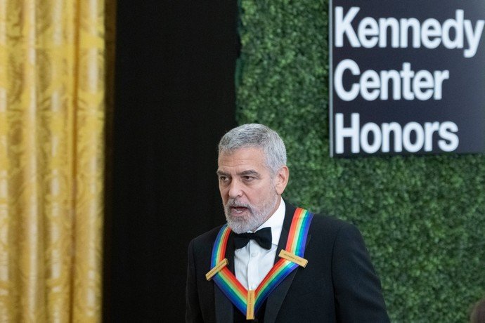 А что скажет жена? Джулия Робертс в одежде из портретов Джорджа Клуни появилась в Центре Кеннеди