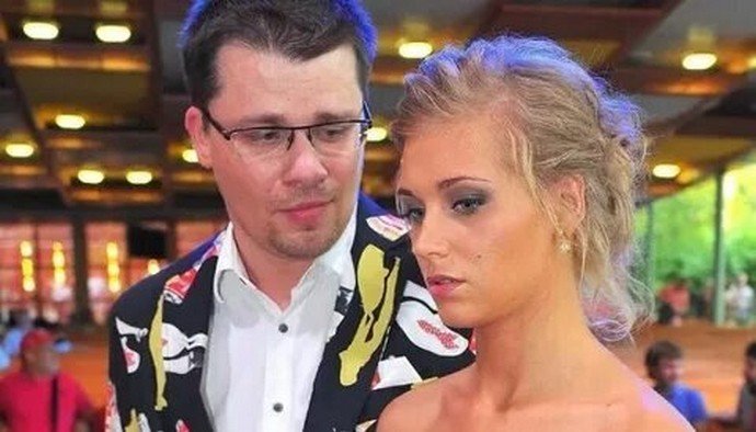 Гарик Харламов и Кристина Асмус устроили публичные семейные разборки, свекровь тоже молчать не стала