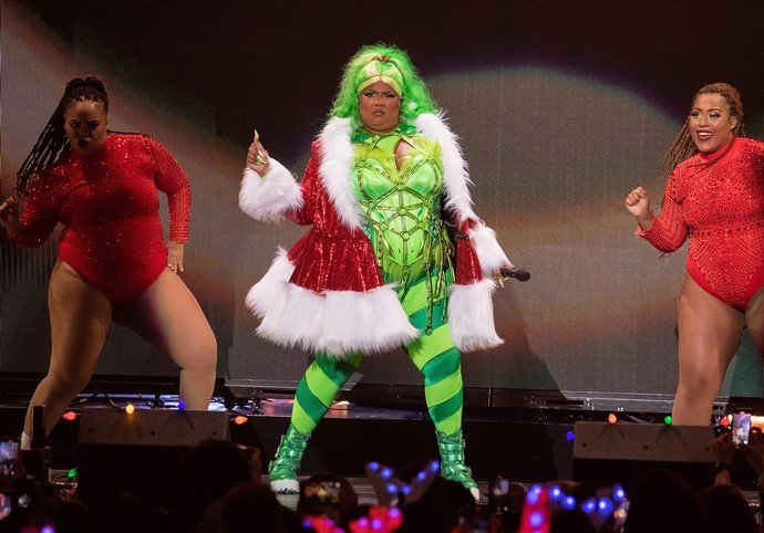 Дуа Липа, Деми Ловато и другие знаменитости появились на рождественском концерте Jingle Ball, особенно впечатлила Лиззо