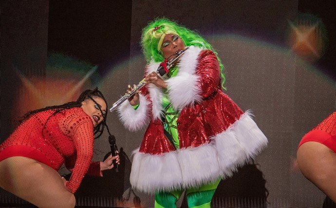 Дуа Липа, Деми Ловато и другие знаменитости появились на рождественском концерте Jingle Ball, особенно впечатлила Лиззо