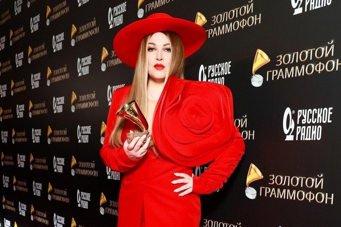 «Как на похоронах»: Люся Чеботина, Полина Гагарина, Аnna ASTI и другие артисты выбрали для «Золотого граммофона» чёрные наряды