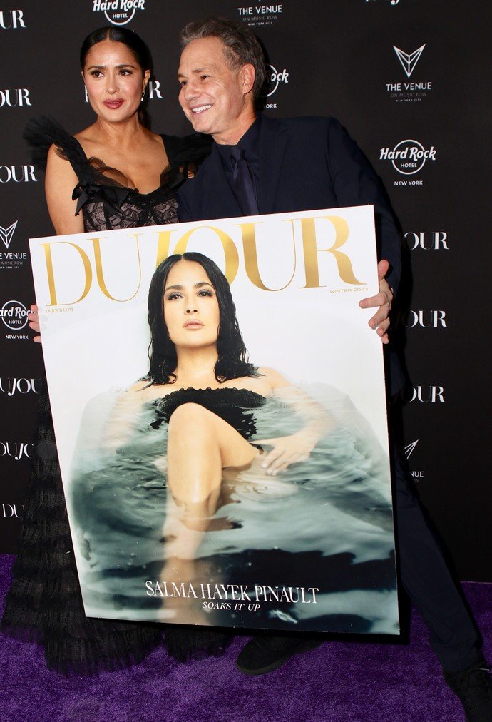 Сальма Хайек снялась в ванне с водой для новой обложки  «DuJour» и появилась на юбилее журнала