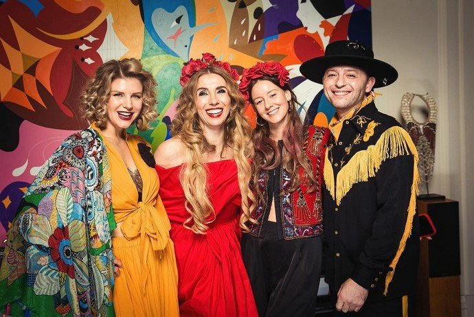 Светлана Бондарчук сменила два эксклюзивных платья на мексиканской вечеринке с сомбреро и кактусами