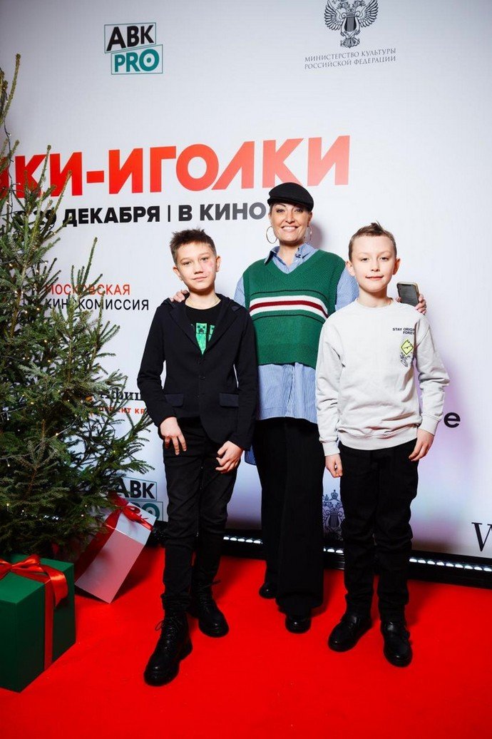Гарик Сукачёв, Павел Прилучный с семьёй и Алина Алексеева в ярких нарядах красовались на премьере «Ёлки-иголки»